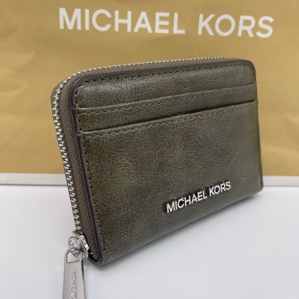 MICHAEL KORS Jet Set Medium Distressed Zip Around Card Case
Olive
NWT - Picture 12 of 16